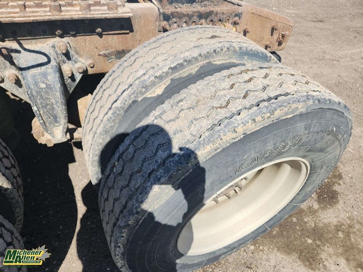 2007-freightliner-m2-106-image-27