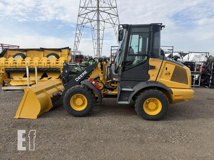 2023-deere-244l-image-2