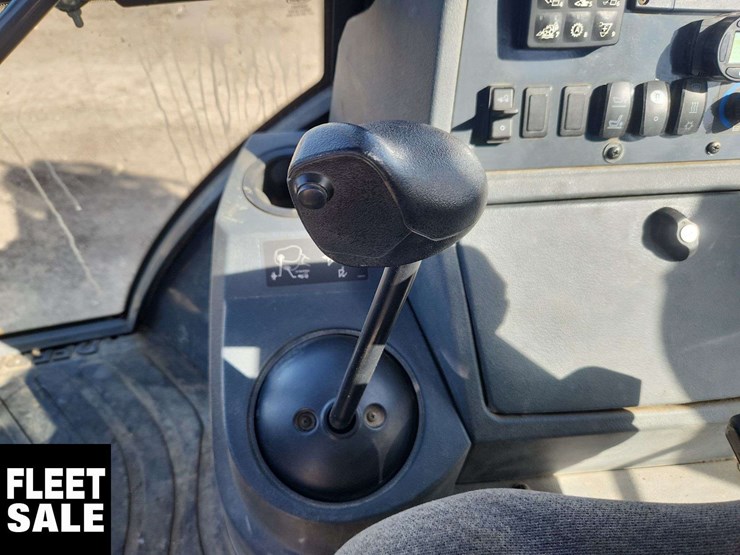 2016-deere-410l-image-14