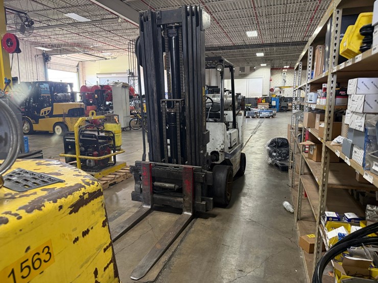 #2001-•-hyster-5500-lb.-forklift-image-1