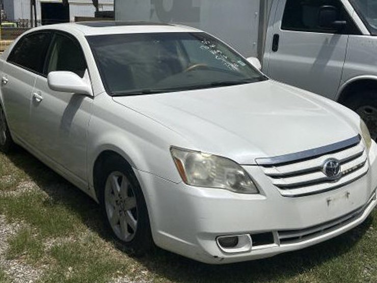 #3-•-2005-toyota-avalon-image-3