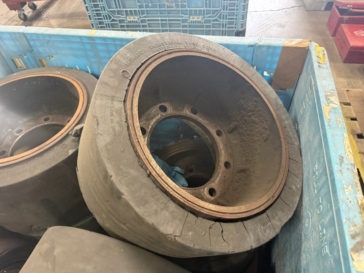 #2049-•-tote-of-forklift-tires-image-4