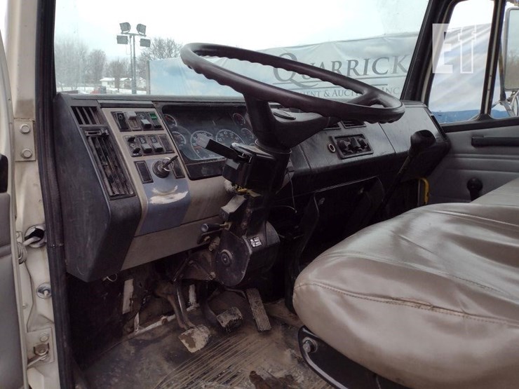 2002-freightliner-fl70-image-15