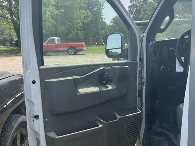 #4-•-2017-chevrolet-express-box-truck-image-12