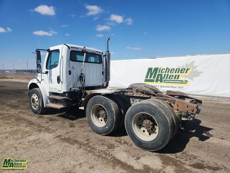 2007-freightliner-m2-106-image-3