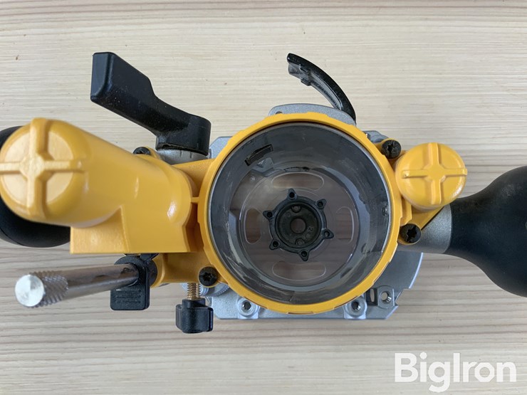 dewalt-dnp612-plunge-base-image-10