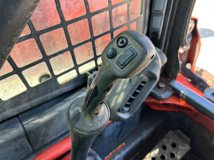 2016-kubota-ssv65-image-22