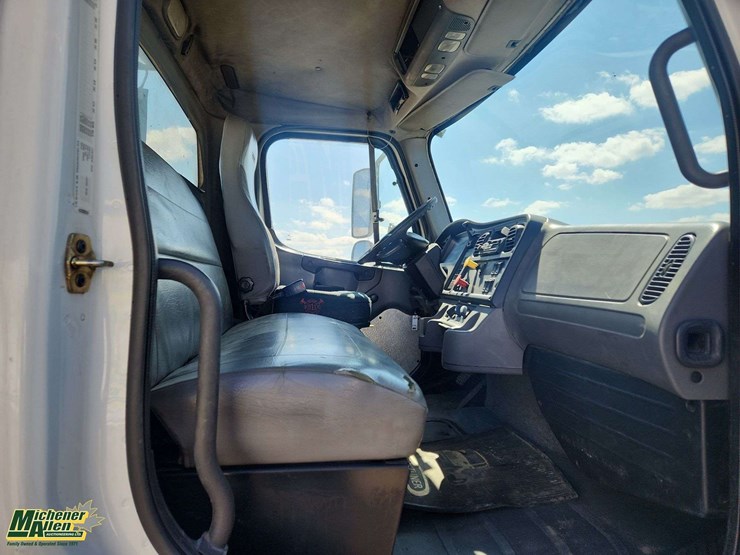 2007-freightliner-m2-106-image-18