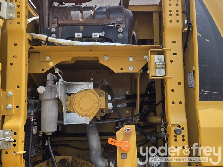 2019-caterpillar-330-image-31