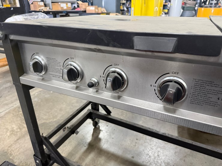#2026-•-large-gas-grill-on-wheels-image-9