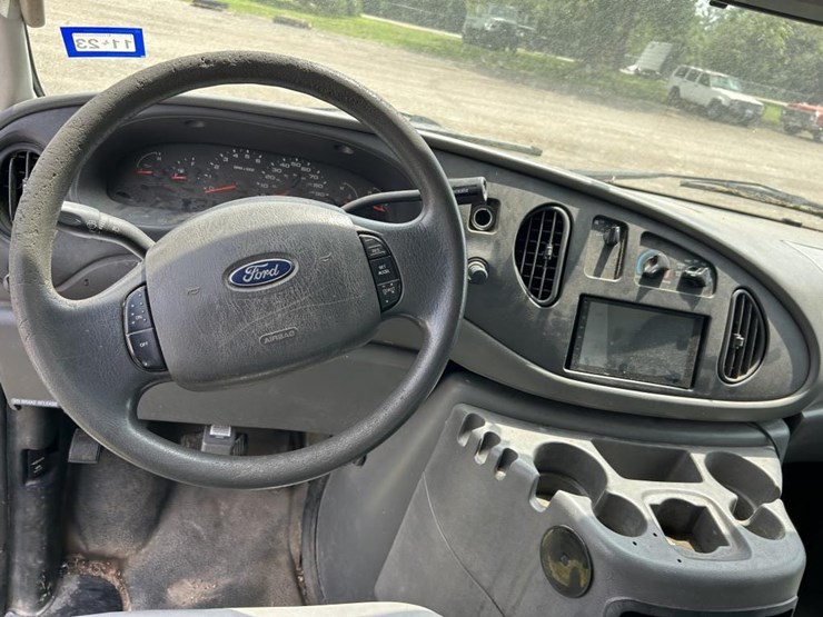 2004-ford-e350-image-13