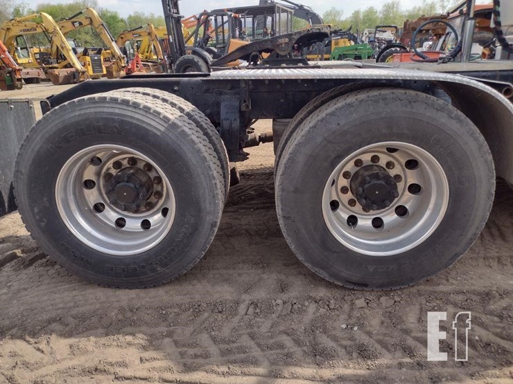 2012-peterbilt-389-image-25
