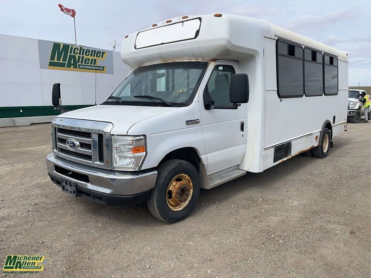 2016-ford-e-series-s/a-21-passenger-bus-image-1