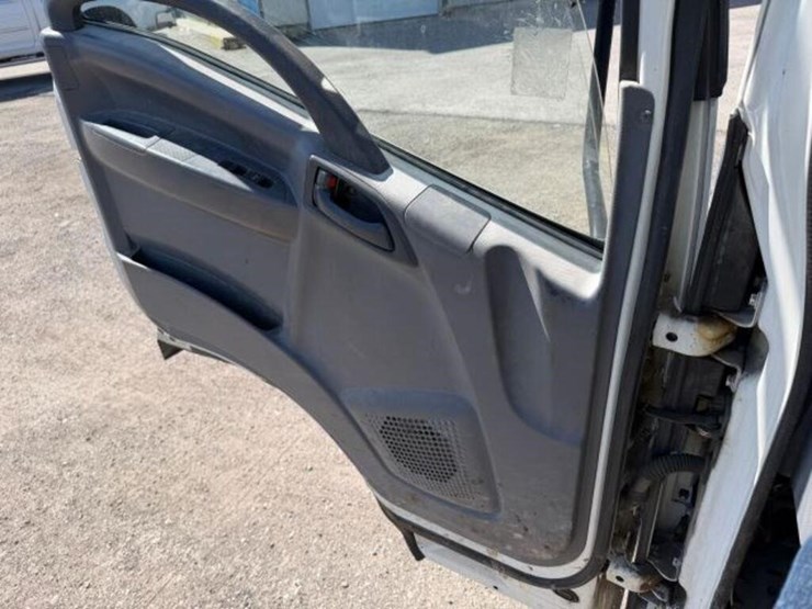 2015-isuzu-npr-image-10