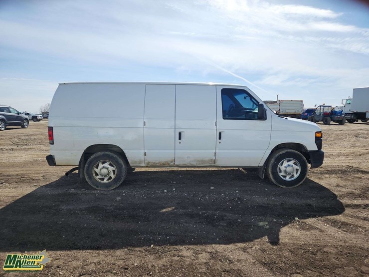 2010-ford-cargo-image-23
