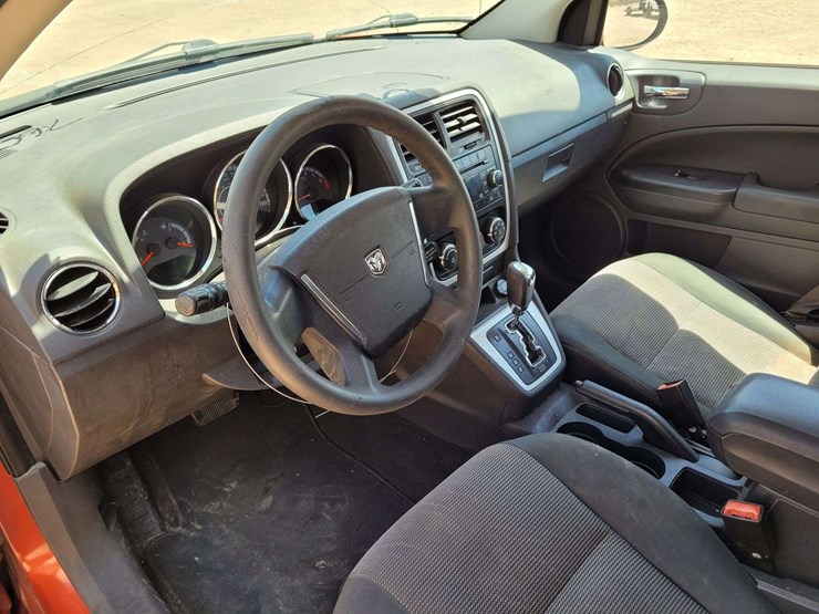 2010-dodge-caliber-image-17