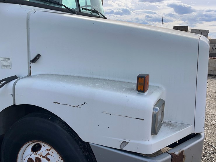 1995-volvo-truck-image-18