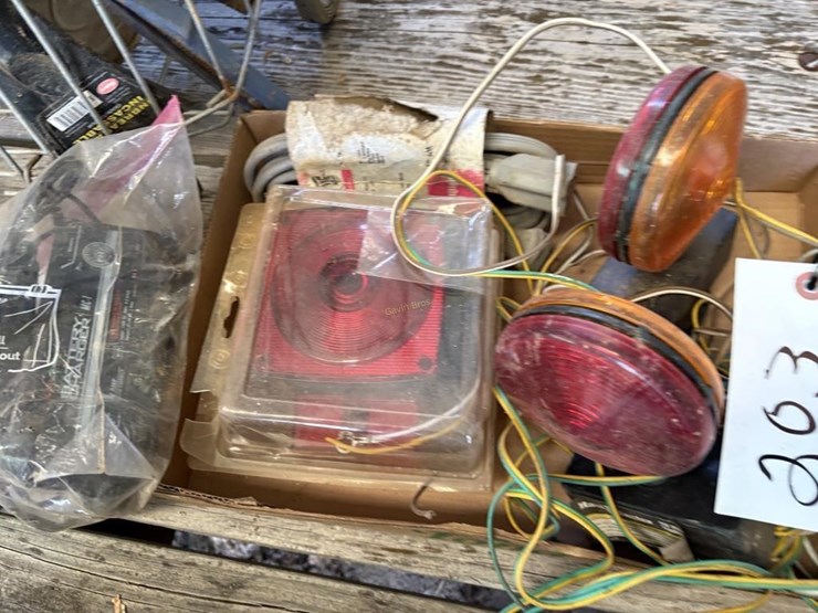 trailer-lights,-batter-tender-image-3