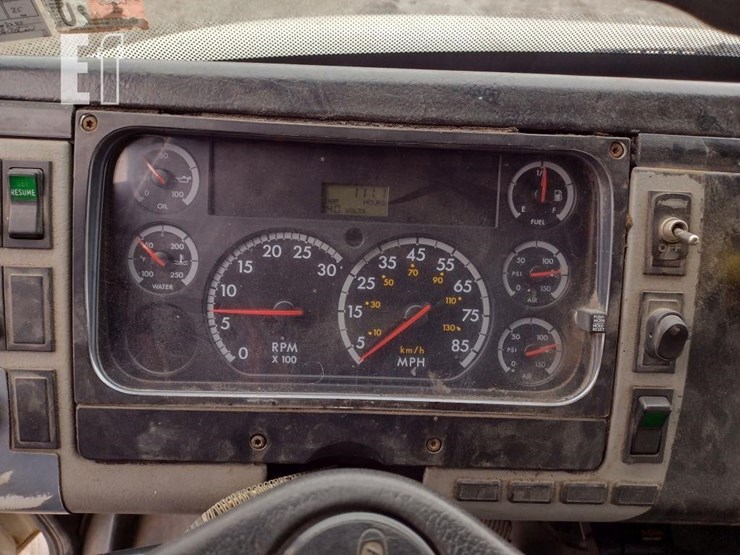 2002-freightliner-fl70-image-10