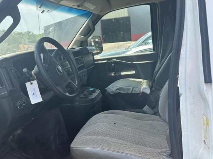 #4-•-2017-chevrolet-express-box-truck-image-13