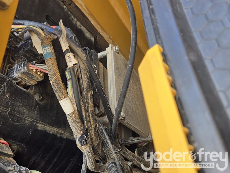 2021-caterpillar-336-image-44