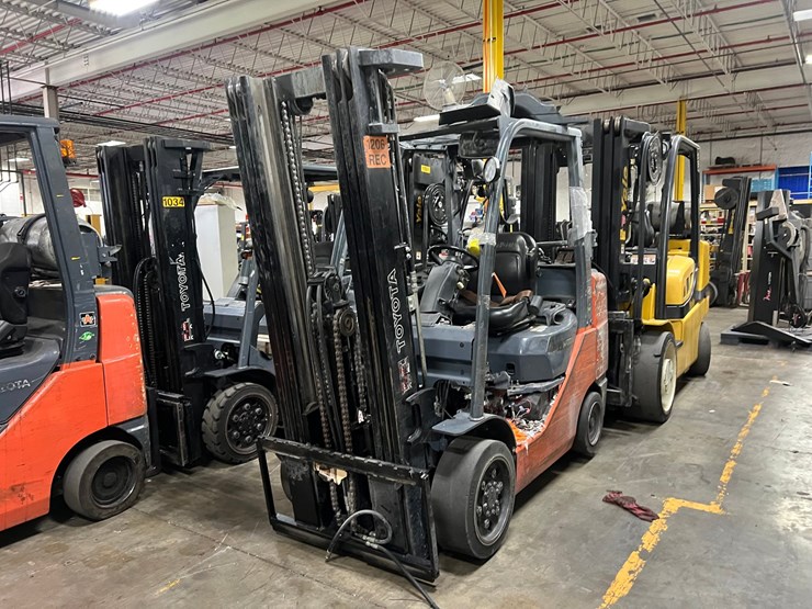 #2002-•-toyota-forklift-(parts-only)-image-1