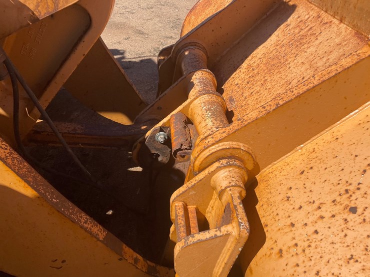 2001-case-721c-image-13