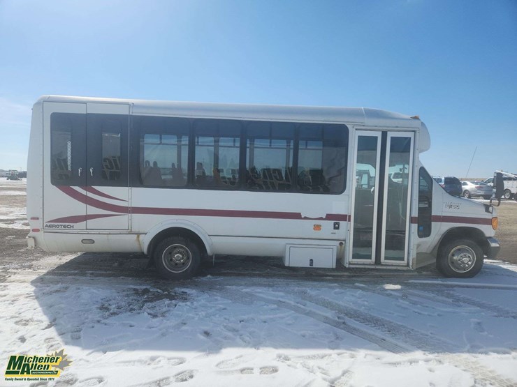 2005-ford-cutaway-s/a-16-passenger-wheelchair-accessible-van-image-31