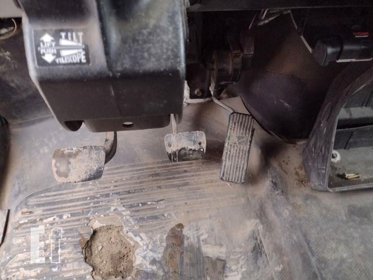 2002-freightliner-fl70-image-11