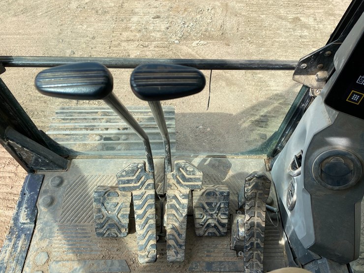 2018-caterpillar-320d-image-59