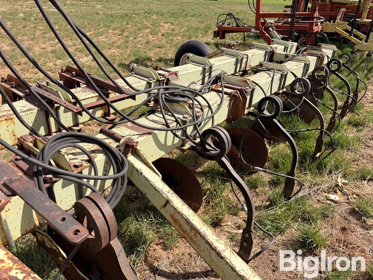orthman-12-row-liquid-fertilizer-applicator-image-19