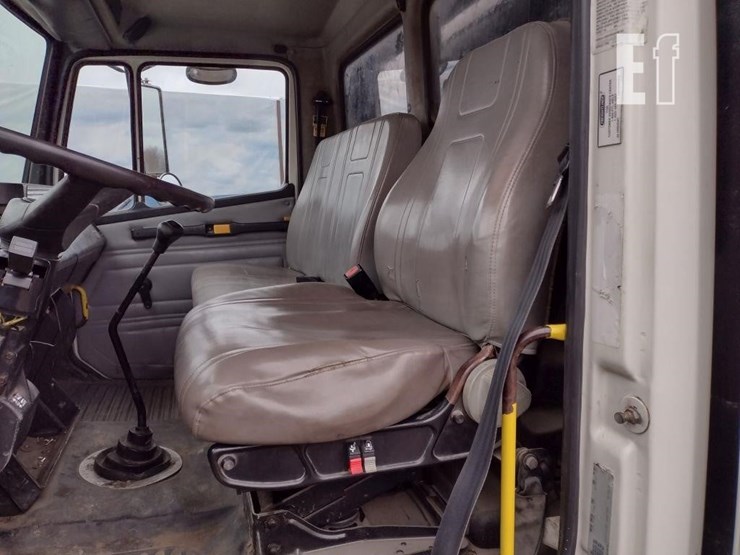 2002-freightliner-fl70-image-16