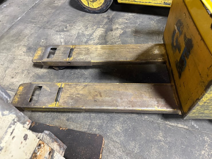 #2072-•-big-joe-electric-lift-truck-image-11