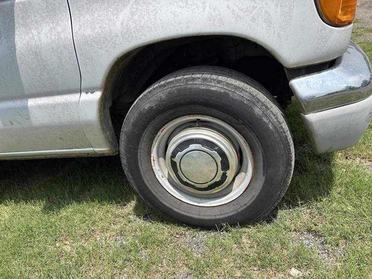 2004-ford-e350-image-4