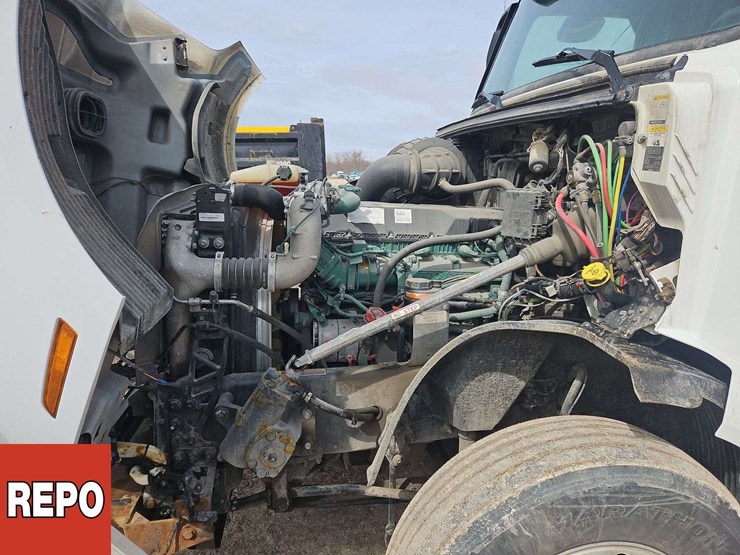 2024-volvo-vnl-t/a-sleeper-tractor-image-34