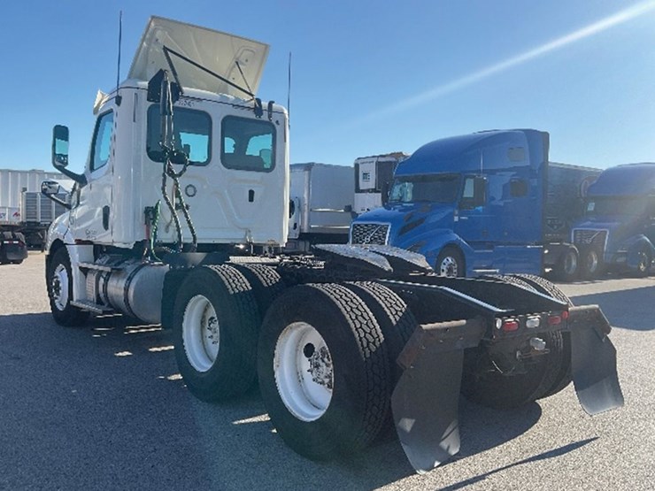 2019-freightliner-cascadia-126-image-2