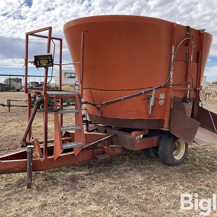 Jay-Lor 600 Direct 3II Vertical Mixer/Feeder