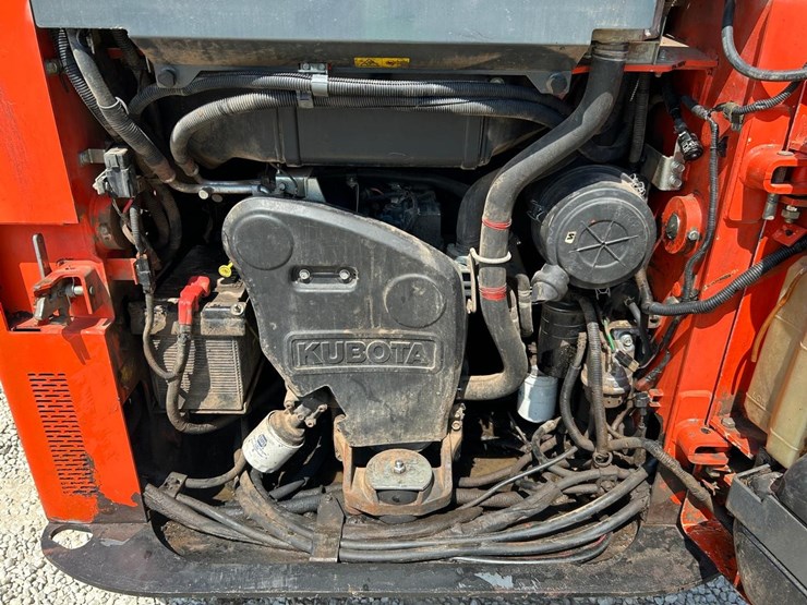 2016-kubota-ssv65-image-15