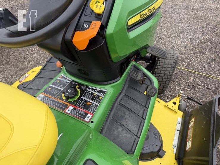 2021-john-deere-x590-image-18