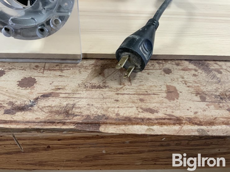 dewalt-dwp611-compact-router-image-12