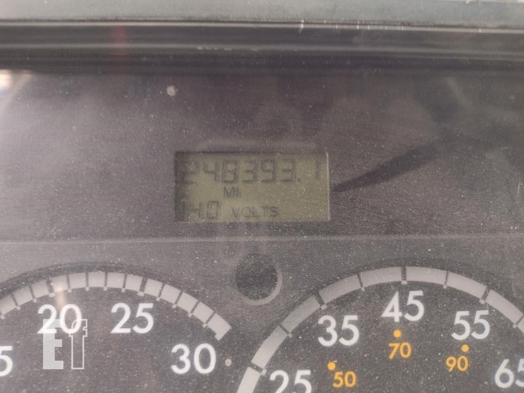 2002-freightliner-fl70-image-8