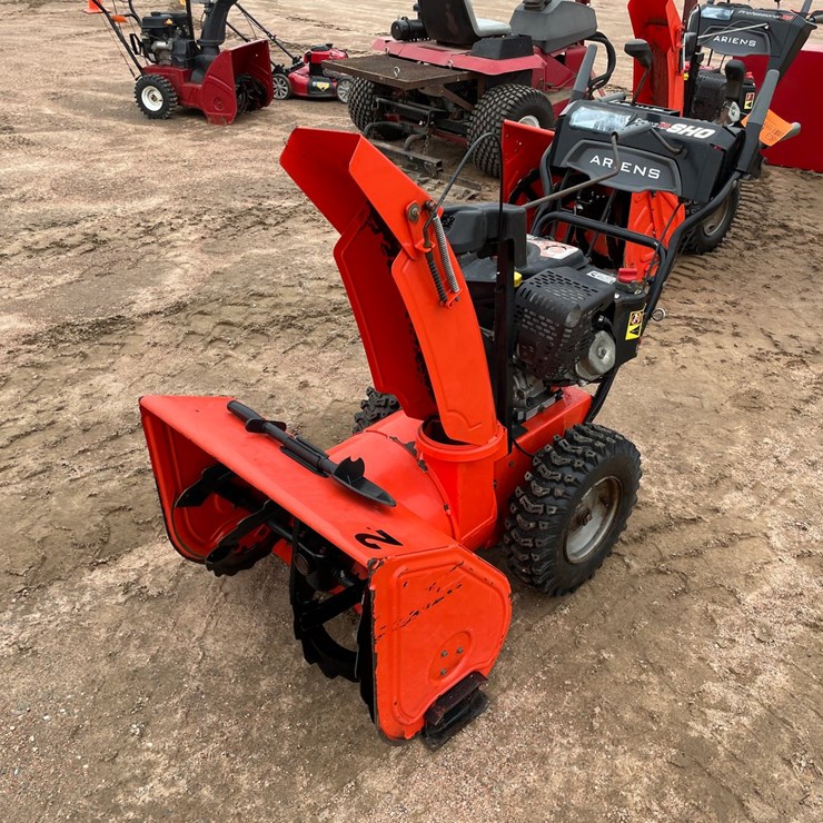#1543 • Ariens Deluxe 28 SHO Snowblower