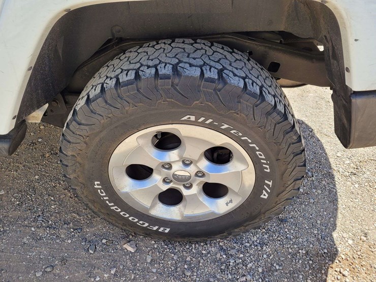 2013-jeep-wrangler-unlimited-sahara-image-7