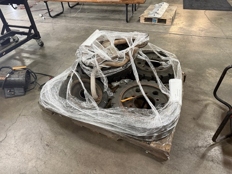 #2028-•-pallet-of-tires-image-5