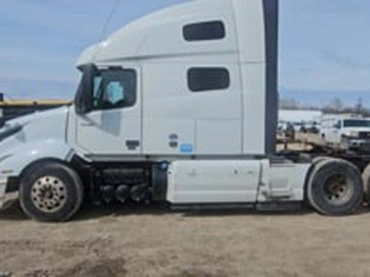 2024-volvo-vnl-t/a-sleeper-tractor-image-5