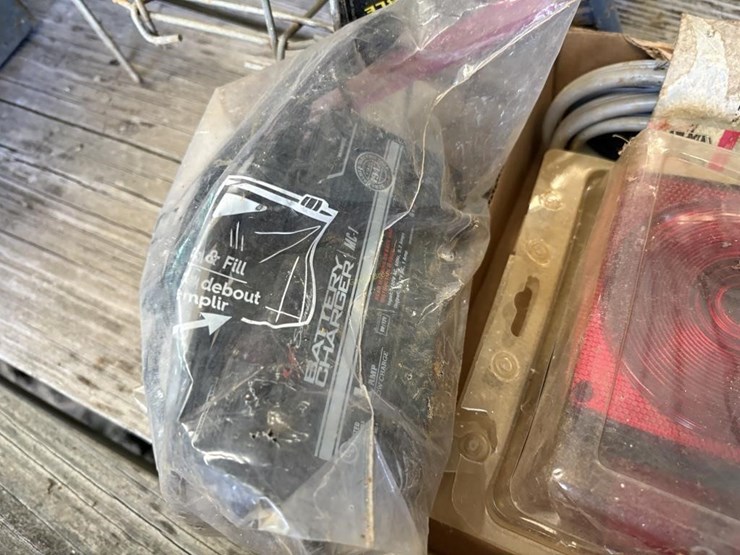 trailer-lights,-batter-tender-image-4