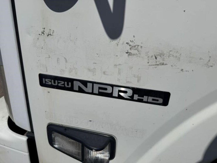 2015-isuzu-npr-image-5