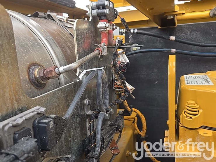 2021-caterpillar-336-image-63