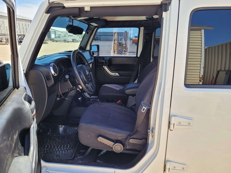 2013-jeep-wrangler-unlimited-sahara-image-11