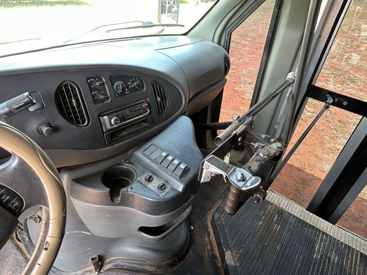 2006-ford-e450-image-3